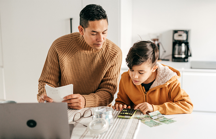 Un parent regarde son enfant utiliser un calculateur.